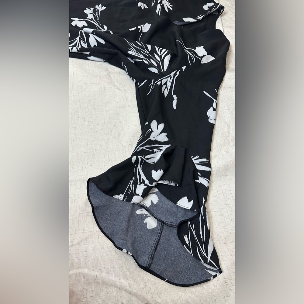 Vince Camuto Black and White Floral Blouse 🖤🖤 - Picture 3 of 16
